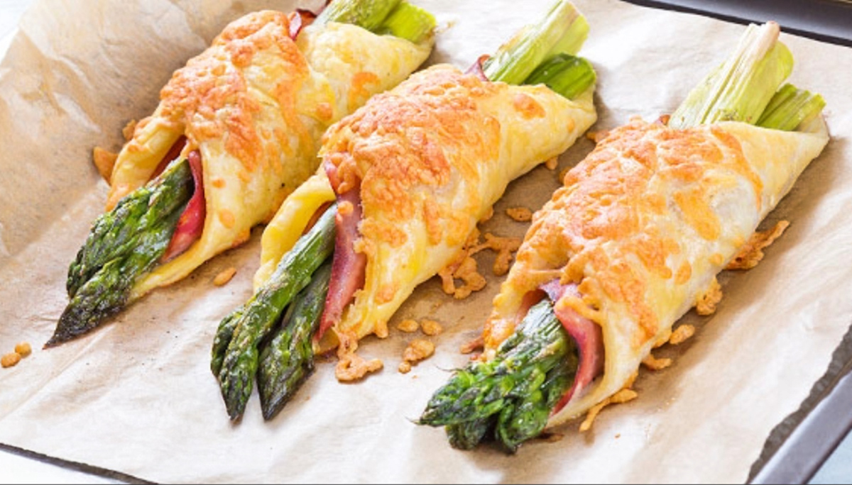 Groene asperges in bladerdeeg