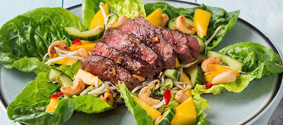 Thaise salade met biefstuk en mango