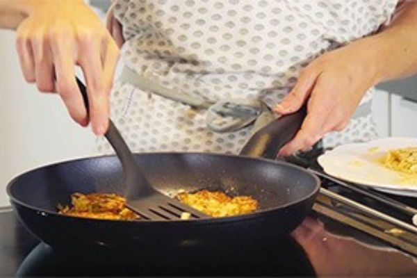 pastinaak rosti koekjes met chili dip