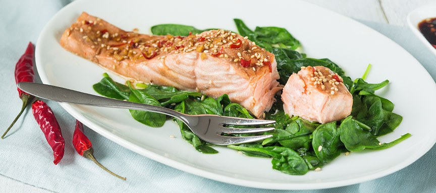 Stoomoven recept: Oosterse zalm met spinazie