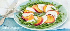Caprese-salade-met-perzik - leukerecepten.nl