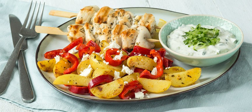 Snelle Griekse aardappelschotel met kip souvlaki