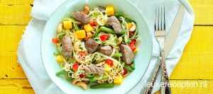 Oosterse noedelsalade met biefstukpuntjes - leukerecepten.nl