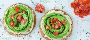 Beschuit met hummus en Avocado roos lleukerecepten.nl