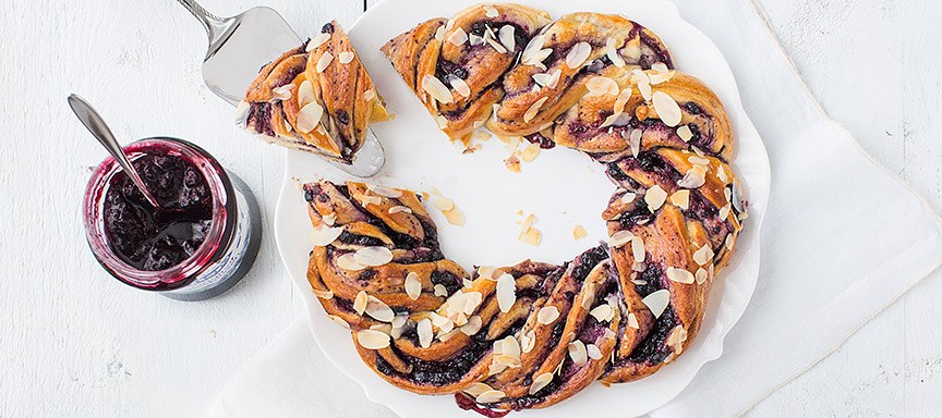 Croissantkrans met bosbessen jam