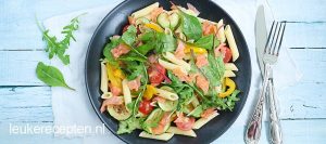 Pastasalade met gerookte zalm en gegrilde groenten - leukerecepten.nl