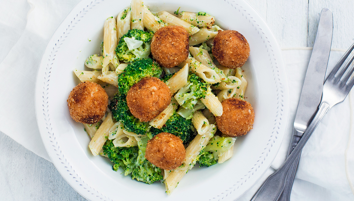 Pasta met broccoli en zalmballetjes
