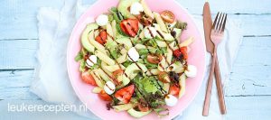 Pastasalade met avocado en aardbeien - leukerecepten.nl
