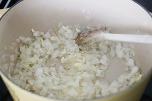 Goulash maken stap 2 - Fruit de ui aan