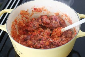 Goulash maken stap 4 - Voeg de runderlappen weer toe