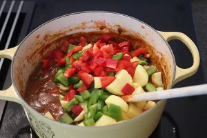 Goulash maken stap 6 - Voeg de aardappelen en paprika’s blokjes toe na 2 uur sudderen