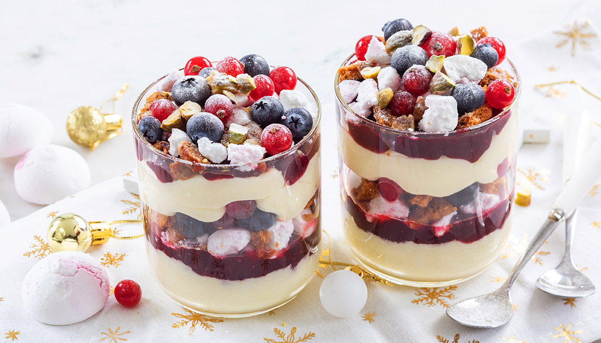 Kerst trifle met witte chocolademousse en bosvruchten