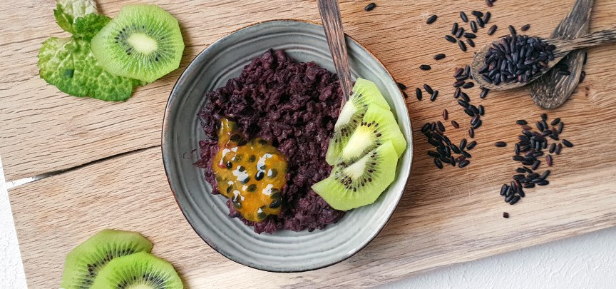 Zwarte rijstpudding met fruit