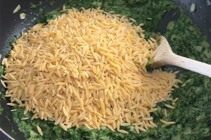 Orzo met spinazie en tomaatjes stap 3