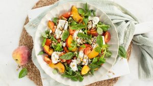 Burrata salade met perzik en tomaat recept