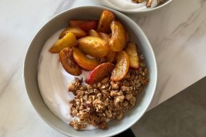 Yoghurt met gebakken perzik en granola stap 3
