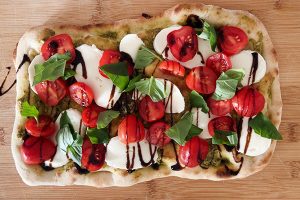  Pinsa caprese met tomaat en mozzarella stap 1