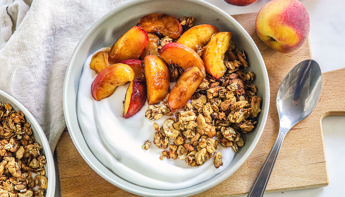 Yoghurt met gebakken perzik en granola