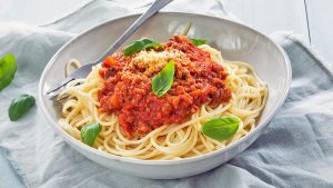 Spaghetti bolognese met basilicum