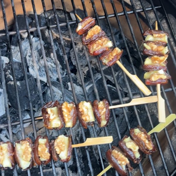 
Het was heerlijk weer in augustus, en ook de barbecue ging aan. Ik had mijn familie uitgenodigd en verschillende gerechtjes gemaakt, onder andere deze nieuwe dadelspiesjes met brie. Heel erg lekker. 

leukerecepten aug 2025 11
