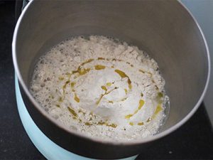 Pizzadeeg maken: makkelijk basisrecept stap 1