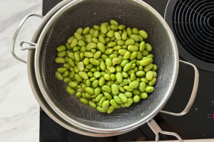 Edamame salade met pindadressing stap 1