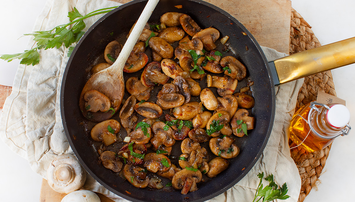 Champignons bakken - met knoflook en ui - Leuke Recepten
