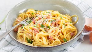 pasta carbonara recept -romige spaghetti op bord