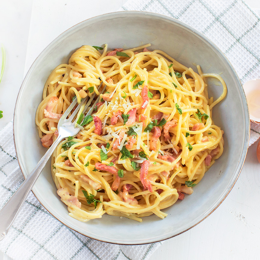 pasta carbonara recept -romige spaghetti op bord
