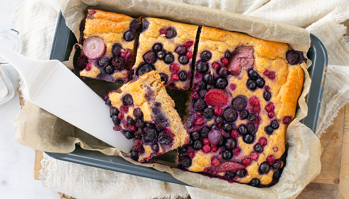 Eiwitrijke cake met rood fruit