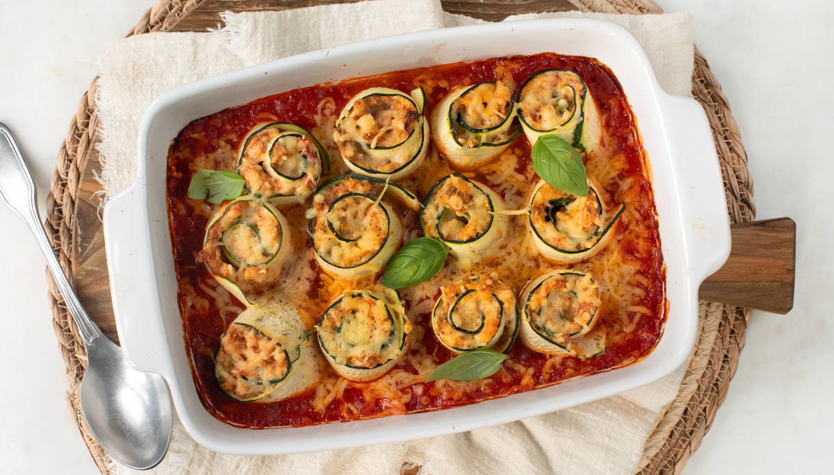 Courgette rolletjes ovenschotel met tomatensaus