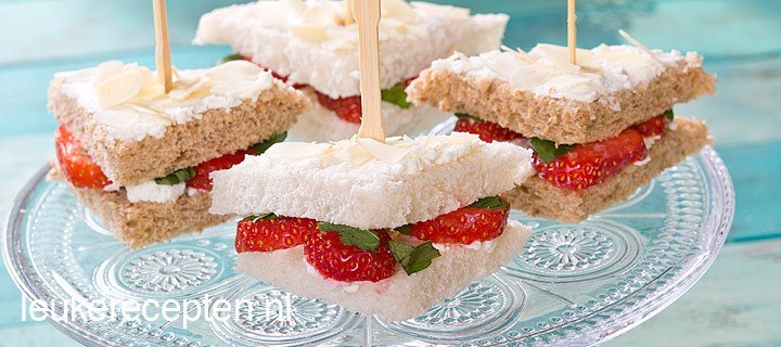 Mini sandwich met aardbeien