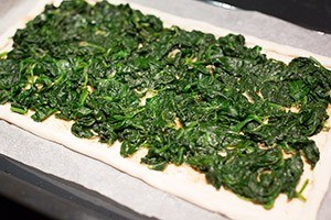 sheet pie with spinach and egg 01