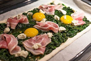 sheet pie with spinach and egg 01