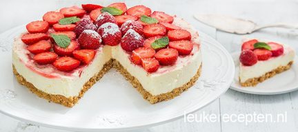 Panna cotta taart met aardbeien