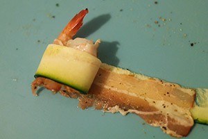 shrimps with zucchini and bacon 01