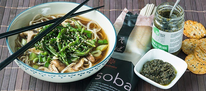 Japanse soep met soba noedels en zeekraal