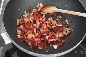 pasta tomato sauce bacon 01