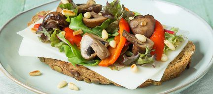 Lunchtip: toast met geitenkaas en knoflook champignons