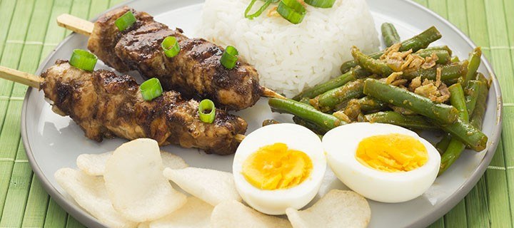 Makkelijke Balinese maaltijd met kipspiesjes
