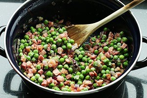 Creamy gnocchi with bacon and peas 01