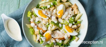Caesar salade met pasta en kip