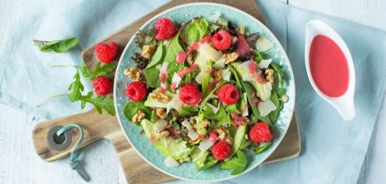 Salade met frambozendressing