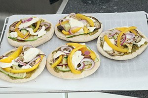 vegetarian-pita-pizza-with-grilled-vegetables-stap-3.jpg