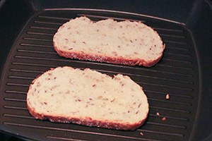 frisse-toast-met-huttenkase-en-serranoham-stap-1.jpg