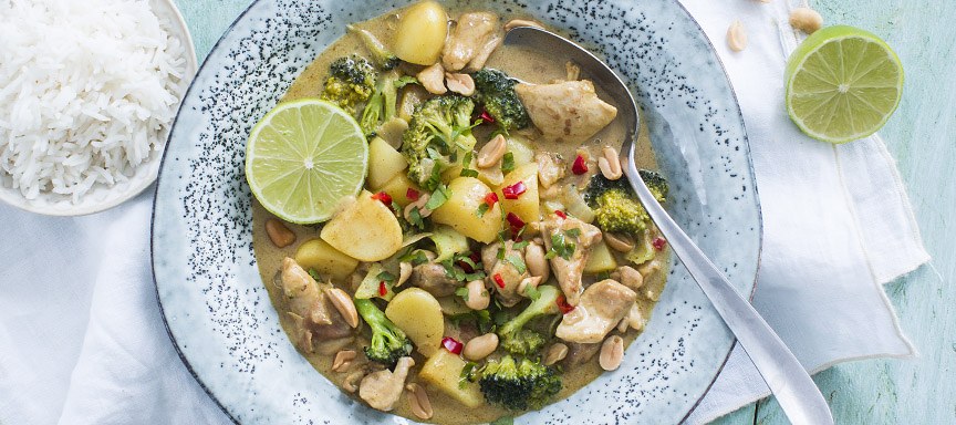 Thaise massaman curry met kip en broccoli in 25 minuten