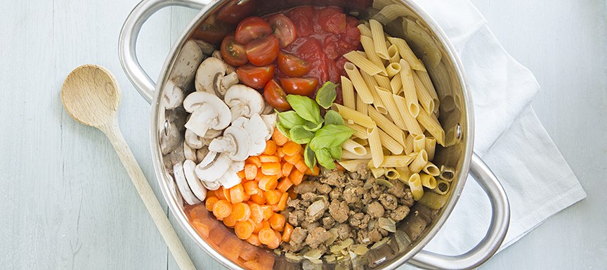 Camping-proof: one pot pasta bolognese met worst