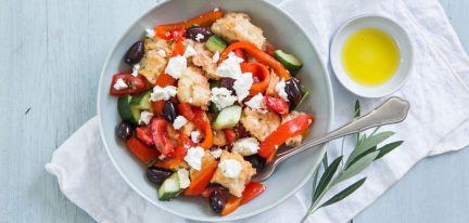 Griekse panzanella salade