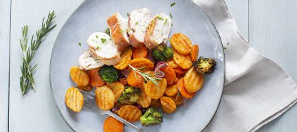 Airfryer recept: aardappeltjes en groenten met gevulde kip