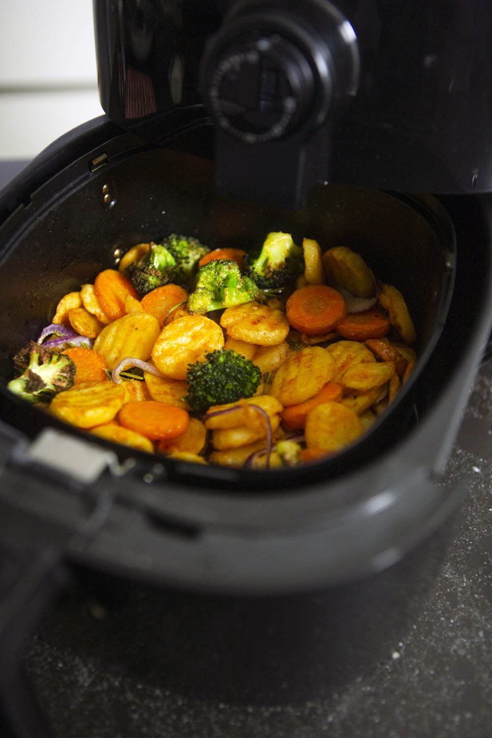 Classificeren Bloesem Toeschouwer Airfryer recept: aardappeltjes en groenten met gevulde kip - LeukeRecepten